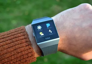 Fitbit we współpracy z Google pracuje ...