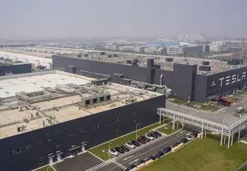 Chiny zakazują rozbudowy fabryki Tesli w ...
