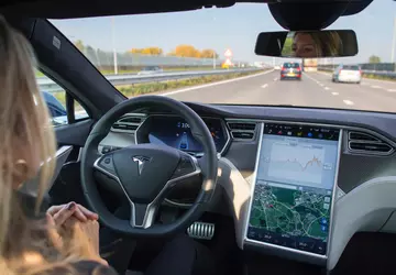Tesla uruchamia Full Self-Driving: abonamentowy autopilot ...