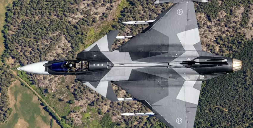 Po raz pierwszy na świecie myśliwiec Gripen E, wyposażony w sztuczną inteligencję, rywalizował z prawdziwym pilotem 