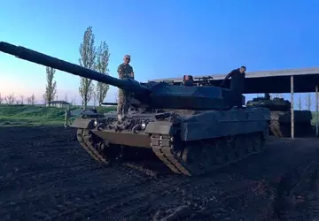 Niemieckie czołgi Leopard 2A6 ostrzeliwują rosyjskie ...