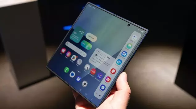 Samsung zmienia nazwy składanych smartfonów: Galaxy ...