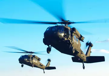 Dwa helikoptery wojskowe US Army HH-60 ...