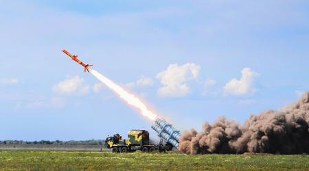 Ukraina przeprowadziła zmasowany atak dronów i rakiet Neptun na lotnisko na Krymie, które było domem dla myśliwców Su-30, bombowców Su-24, systemów obrony powietrznej Pantsir-S1 i centrum szkolenia operatorów UAV Mohajer-6.