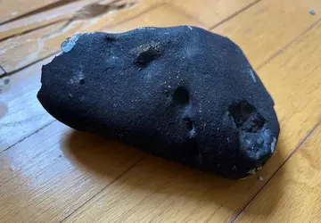 Rzadki, liczący 4,6 mld lat meteoryt, ...