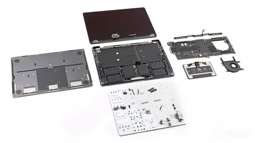 Rozbiórka MacBooka Pro z chipem M5 iFixit
