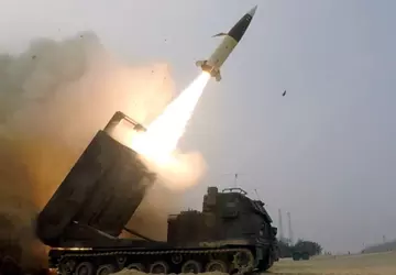 Biden obiecał Zełenskiemu dostawę pierwszej partii ...