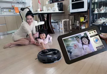 Samsung TangoView: robopylesos stróż