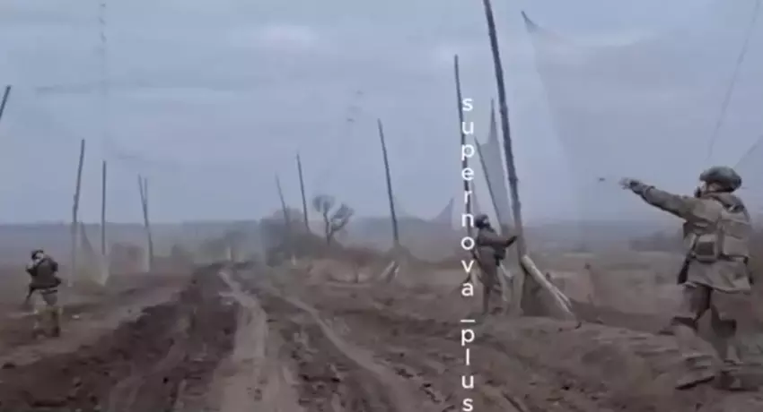 Rosjanie zaczynają grodzić autostrady, aby chronić je przed dronami FPV