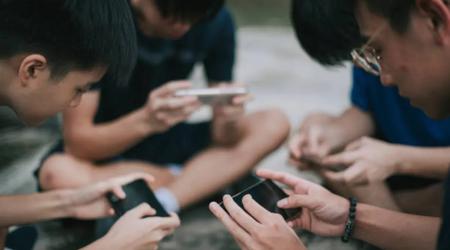 Pewna wioska w Indiach oficjalnie zabroniła dzieciom poniżej 18 roku życia korzystania ze smartfonów. Grzywny za naruszenie przepisów
