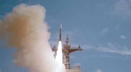Amerykański niszczyciel USS Carney użył pocisków przechwytujących SM-2 do zniszczenia trzech rakiet i ośmiu dronów w pobliżu Jemenu.