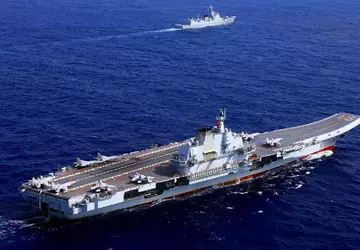 Chiński lotniskowiec Shandong wraz z myśliwcami ...