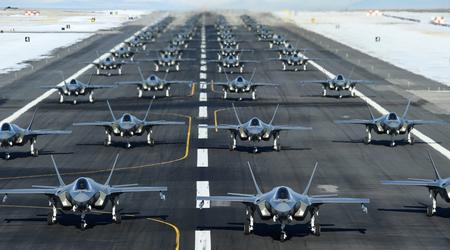 Siły Powietrzne Stanów Zjednoczonych płacą średnio 82,5 miliona dolarów za myśliwiec F-35A, podczas gdy F-35B i F-35C kosztują ponad 100 milionów dolarów