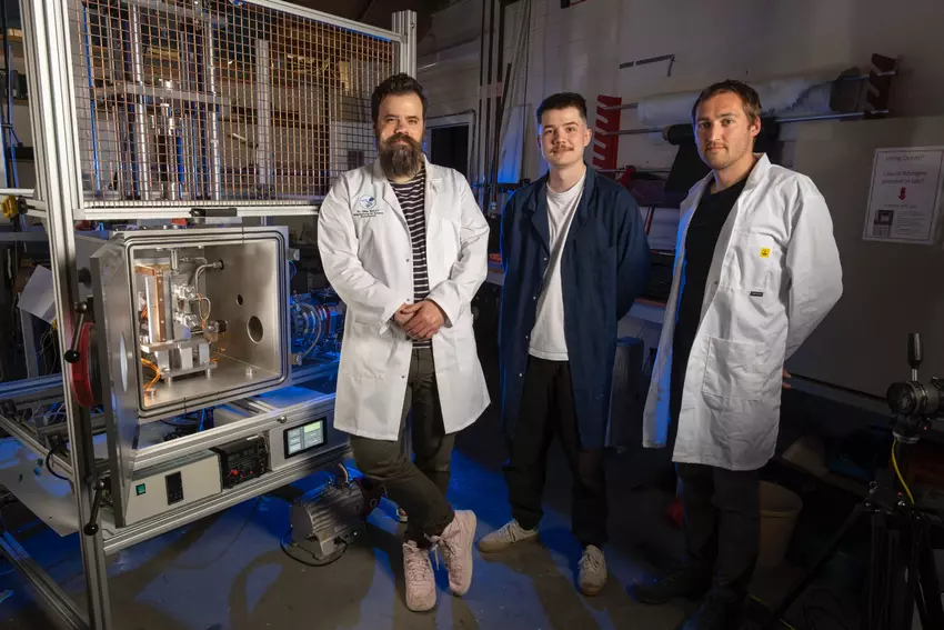 Doktor Gilles Bailet, Matthew Deans i Charlie Patterson z instalacją testową NextSpace TestRig