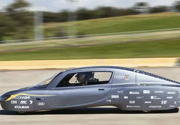 Zasilany energią słoneczną samochód elektryczny Sunswift ...