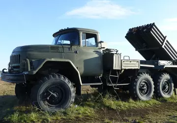 HIMARS precyzyjnym trafieniem zniszczył wyrzutnię 9P138 ...