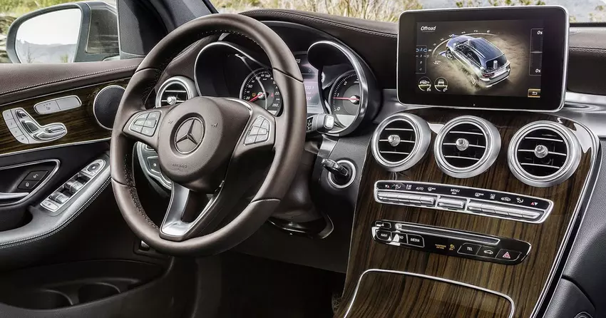 Właściciele samochodów Mercedes wnieśli pozew z powodu pękającego drewnianego wykończenia