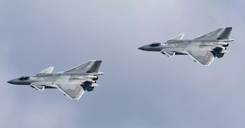 Chiny ulepszają swój myśliwiec piątej generacji J-20 Mighty Dragon, aby przewyższyć amerykański F-22 Raptor.