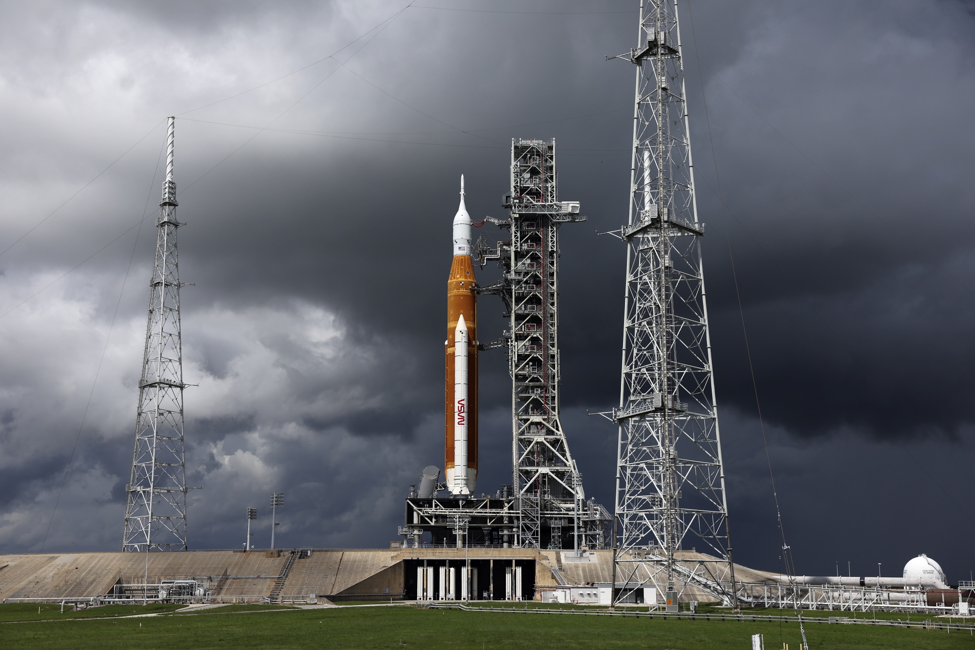 NASA przekłada start rakiety Space Launch System i misji księżycowej Artemis 1 z powodu burzy zbliżającej się do Florydy