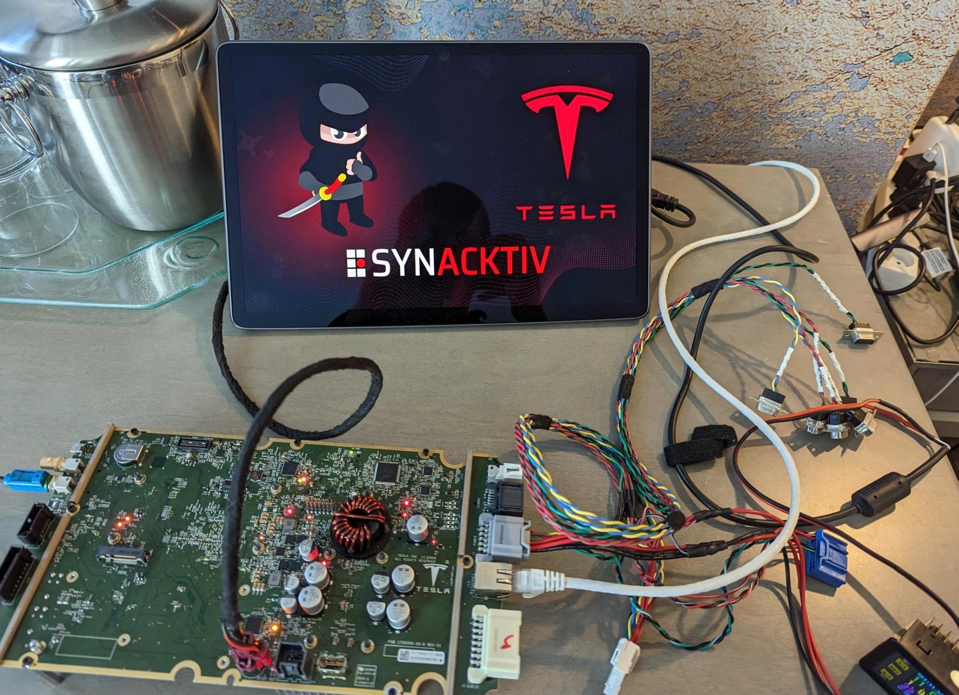 Hakerzy otrzymali 100 tys. dolarów i samochód elektryczny Tesla Model 3 za dwa włamania do zabezpieczeń Tesli