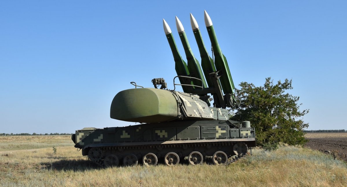 Siły Zbrojne Ukrainy pokazały wystrzelenie pocisków z dwóch przeciwlotniczych zestawów rakietowych Buk do niszczenia celów powietrznych
