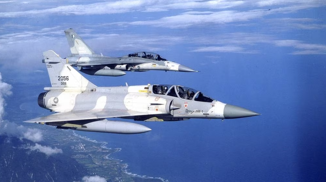 Chiny przeprowadziły symulację bitwy powietrznej pomiędzy F-16 i Mirage 2000 - francuskie myśliwce odniosły przekonujące zwycięstwo, niszcząc wszystkie amerykańskie samoloty.
