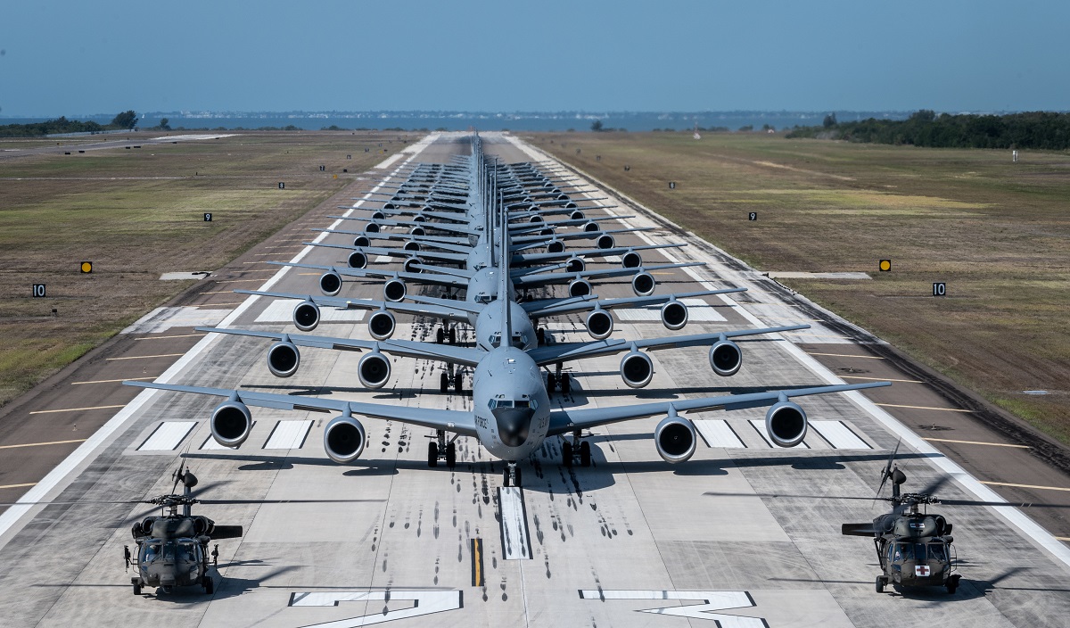 Siły powietrzne USA demonstrują "jazdę na słoniu" 18 ogromnych tankowców KC-135 Stratotanker