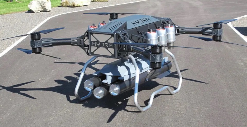 Brytyjska armia zaprezentowała drona Hydra 400, uzbrojonego w trzy pociski Brimstone o zasięgu ponad 30 kilometrów