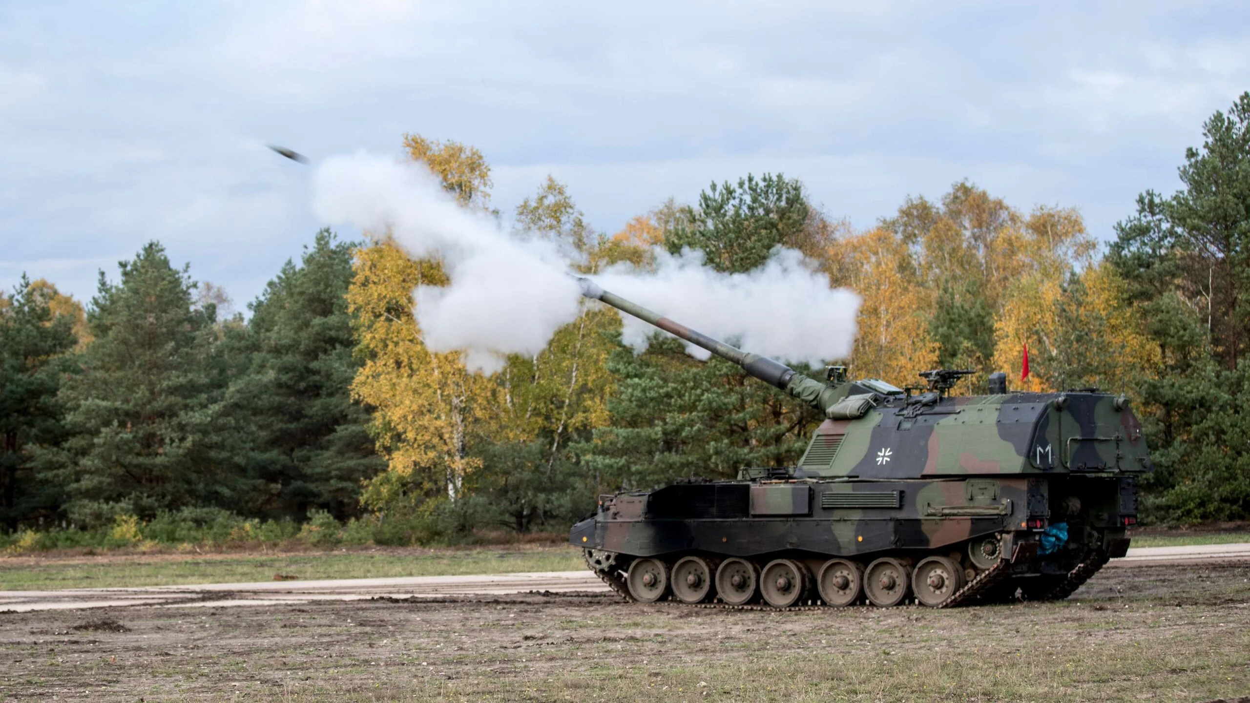 Niemcy wyślą na Ukrainę nową partię dział Panzerhaubitze 2000 - okrzykniętych jednymi z najlepszych haubic 155 mm na świecie