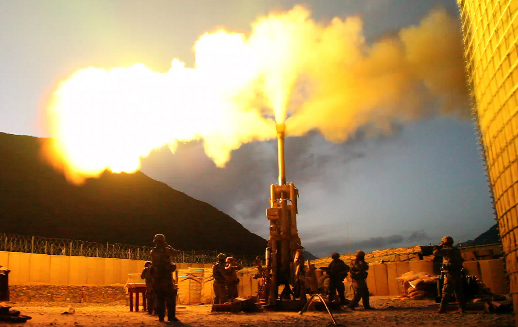 Haubica M777 zniszczyła rosyjską składnicę amunicji (wideo)