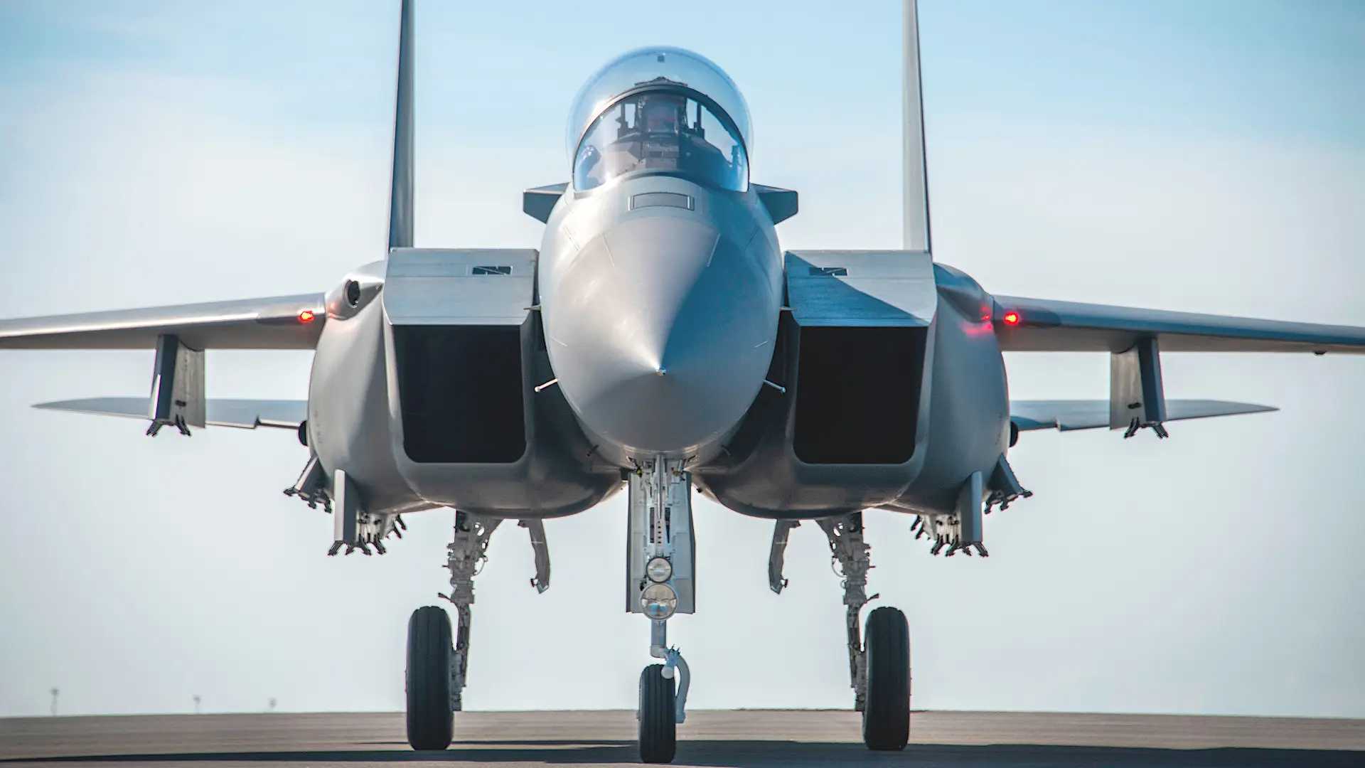 Zmodernizowane myśliwce F-15EX Eagle II otrzymują zbiorniki konforemne w celu zwiększenia zasięgu