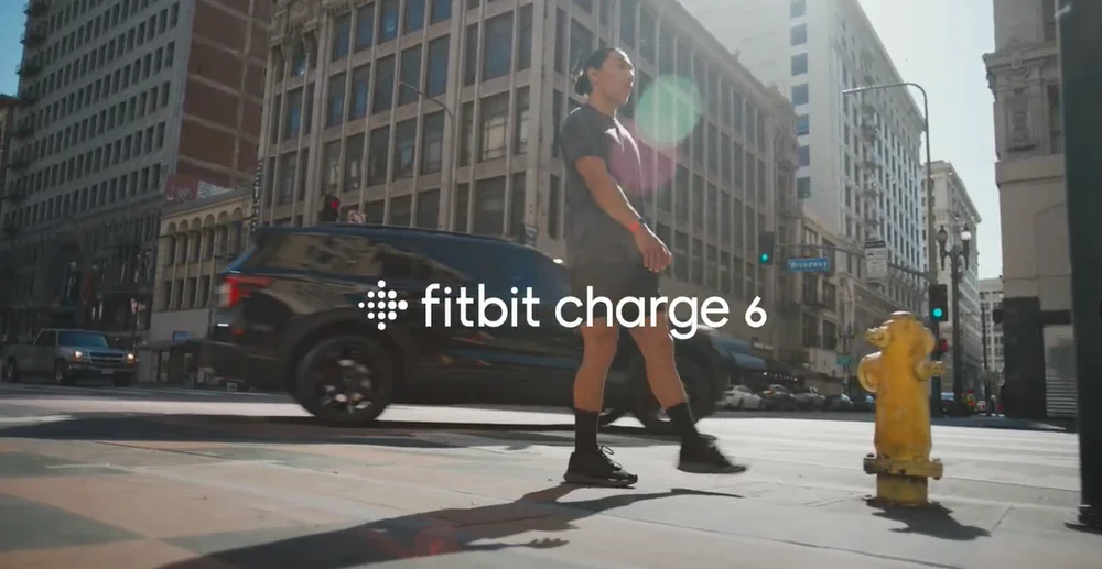 Fitbit zapowiedział opaskę sportową Charge 6 z bocznym przyciskiem dotykowym i usługami Google w cenie 160 USD.