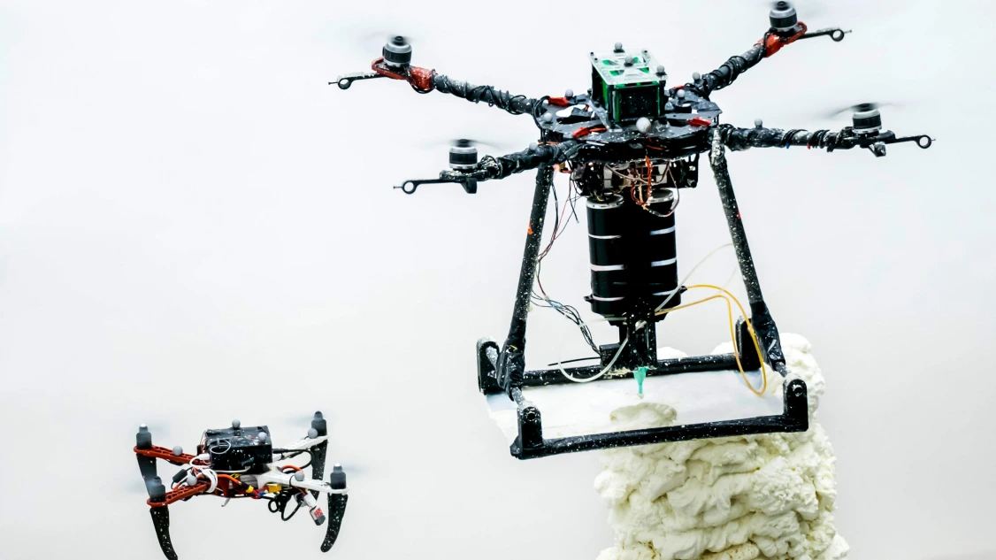 Brytyjscy i szwajcarscy naukowcy zamienili quadcopter w drukarkę budowlaną 3D