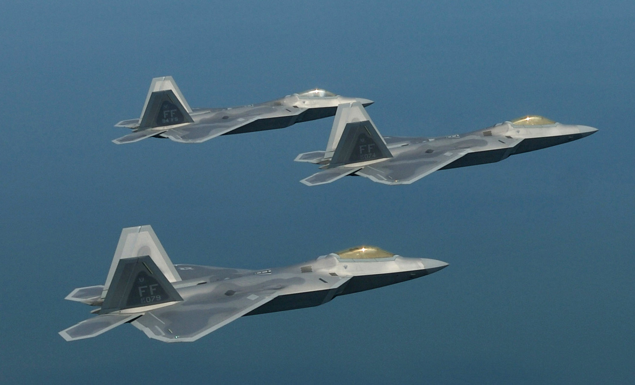 Trzy myśliwce F-22 piątej generacji przechwytują nieznany obiekt kulisty nad Hawajami