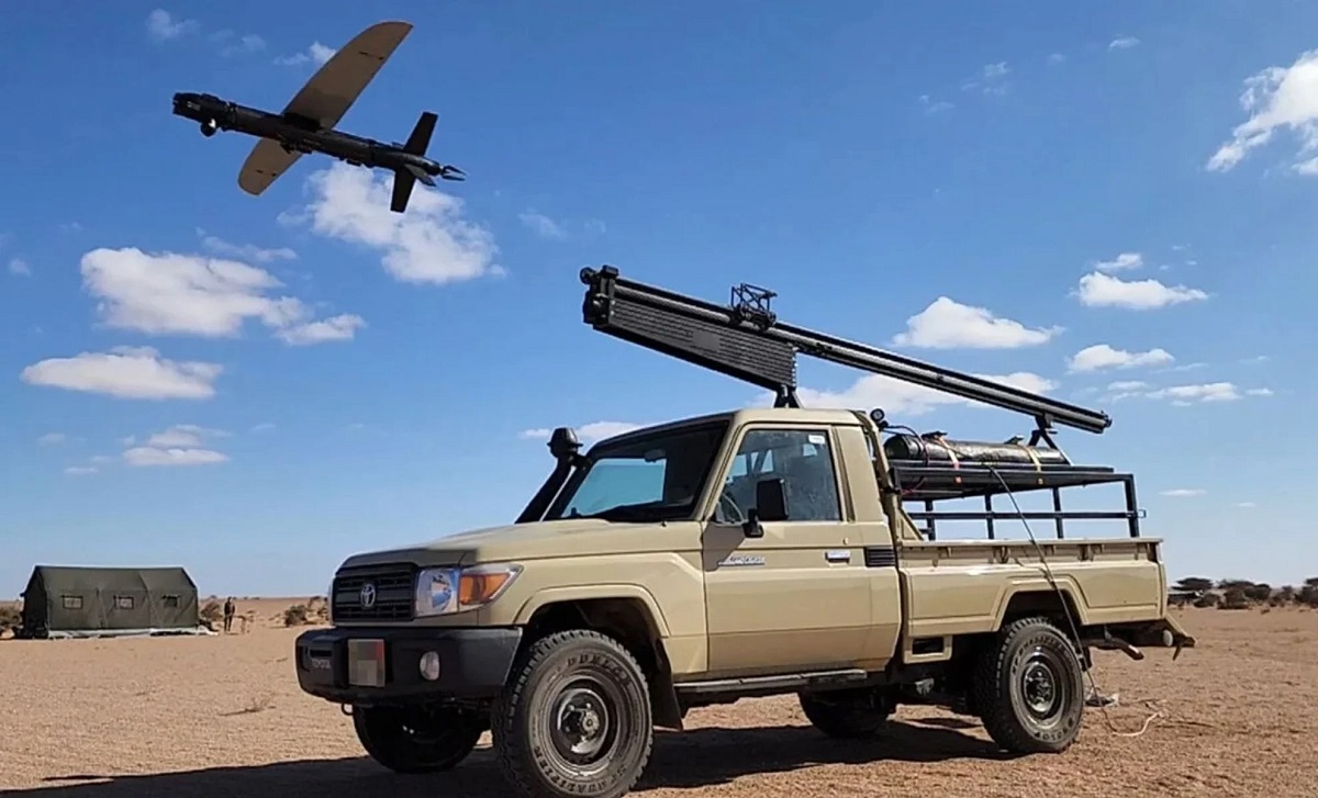 BlueBird zaprezentował drona kamikadze SpyX z głowicą bojową o wadze 2,5 kg, prędkością do 150 km/h i zasięgiem startu do 50 km.