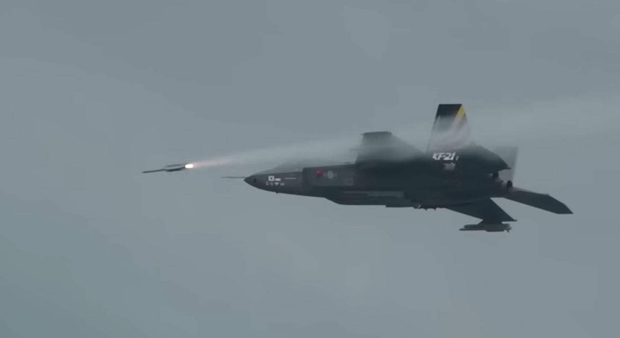 KF-21 zaawansowany myśliwiec generacji 4+ po raz pierwszy wystrzeliwuje pocisk AIM-2000 IRIS-T