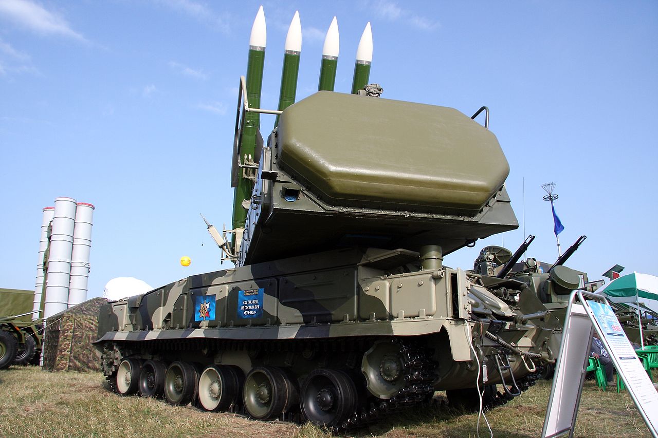 Rosjanie przywieźli na Ukrainę rzadkie systemy obrony powietrznej Buk-M2 do przechwytywania pocisków HIMARS GMLRS
