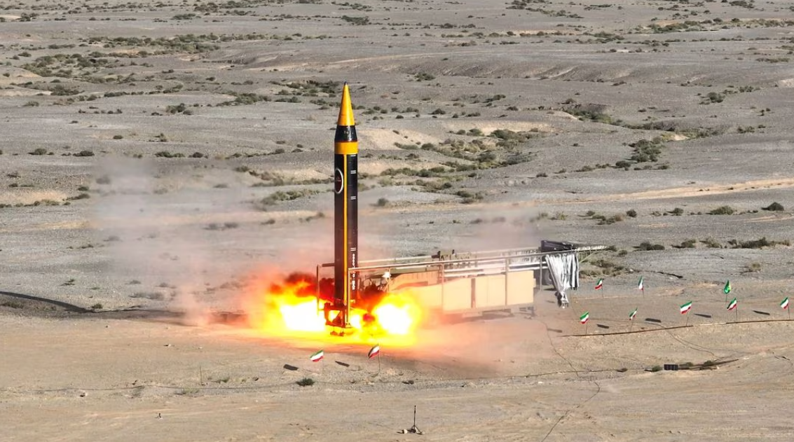 Iran testuje rakietę balistyczną Khorramshahr-4 z głowicą bojową o wadze 1 500 kg i zasięgiem startu wynoszącym 2 000 km.