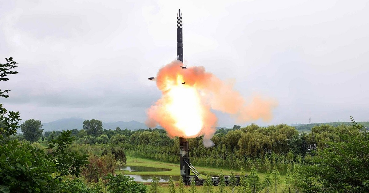 Korea Północna z powodzeniem wystrzeliła zdolną do przenoszenia broni jądrowej międzykontynentalną rakietę balistyczną Hwasong-18, której maksymalny zasięg wynosi 15 000 km, a wysokość 6648,4 km.