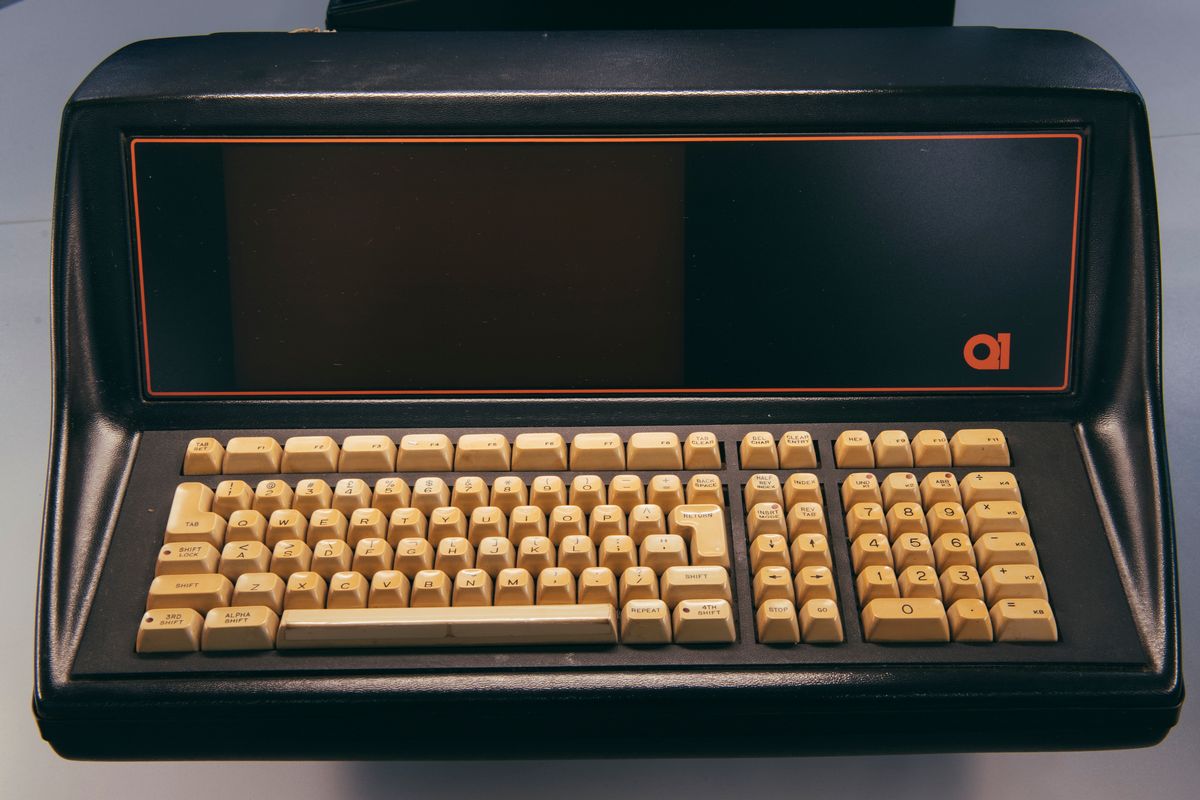 Firma sprzątająca przypadkowo znalazła 2 pierwsze na świecie 50-letnie komputery stacjonarne podczas sprzątania domu