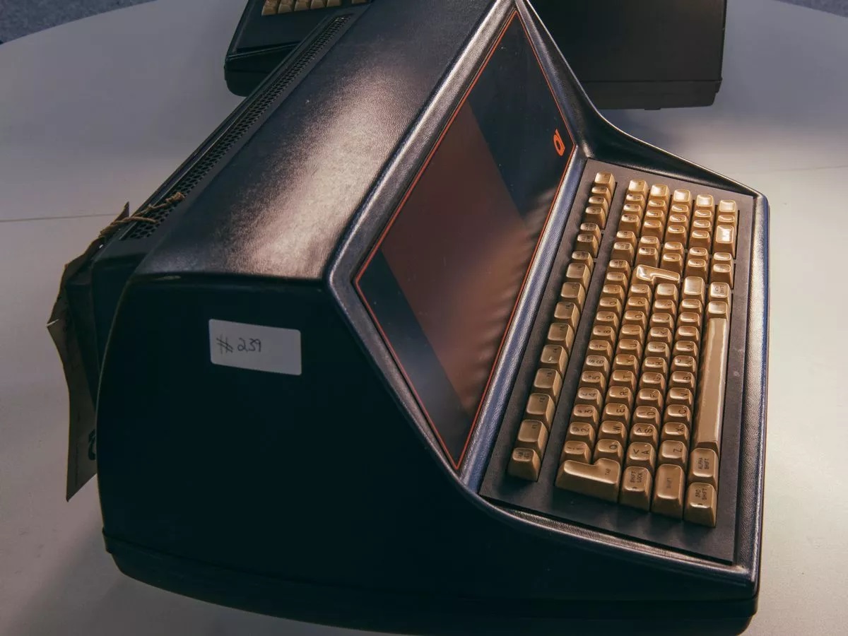 Pierwszy na świecie mikrokomputer Q1 z 1972 roku sprzedany na aukcji za 32000 USD