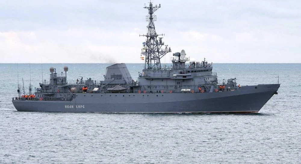 Nieznany morski dron kamikadze atakuje pierwszy rosyjski okręt zwiadowczy Iwan Churs na Morzu Czarnym