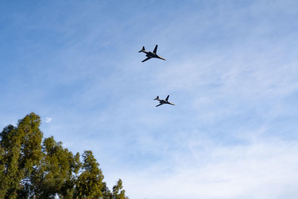 Ponaddźwiękowe bombowce strategiczne B-1B Lancer przelatują nad Rose Bowl podczas Parady Róż.