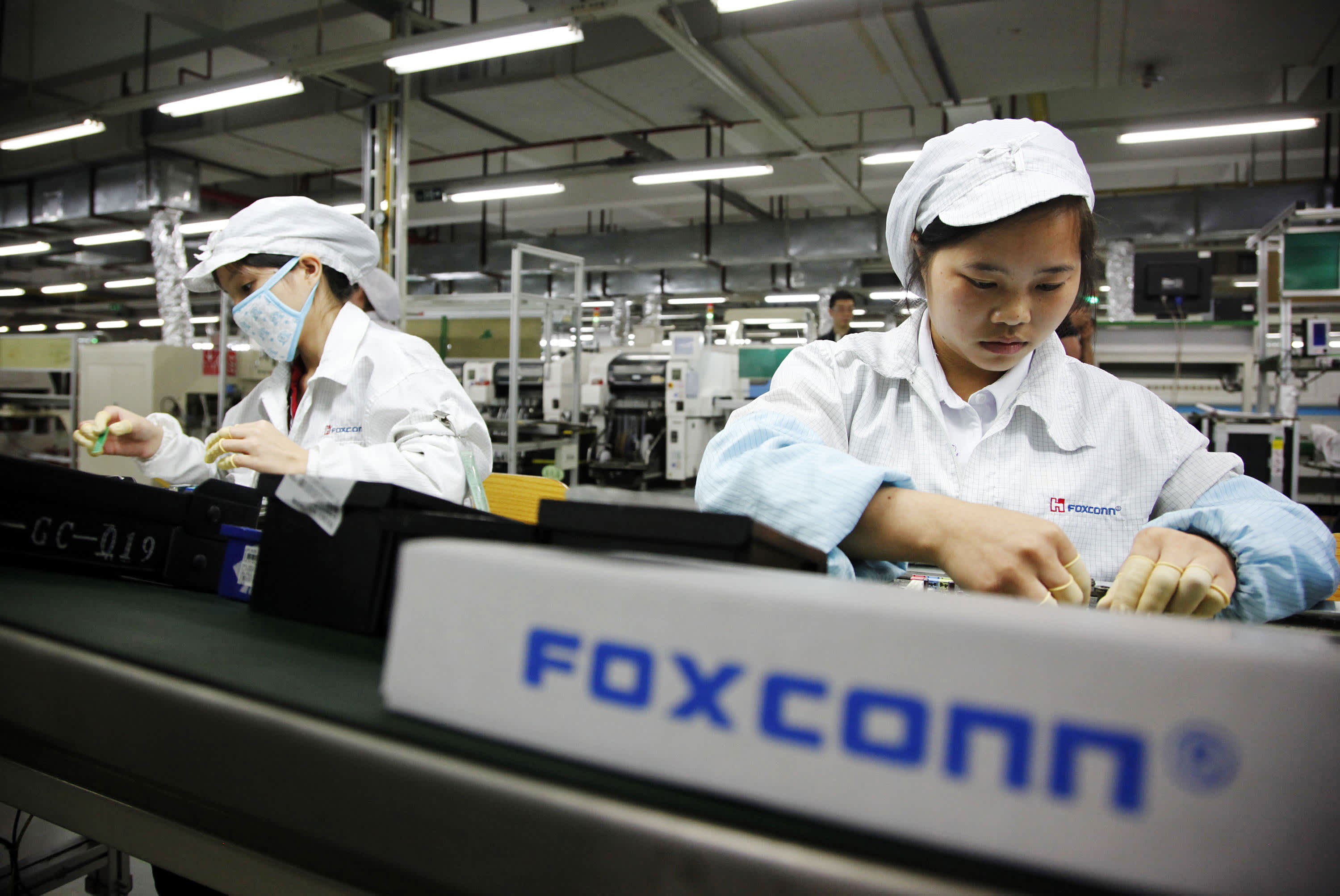 Tysiące pracowników zwolnionych z głównej fabryki Foxconn, dostawy iPhone'ów zagrożone