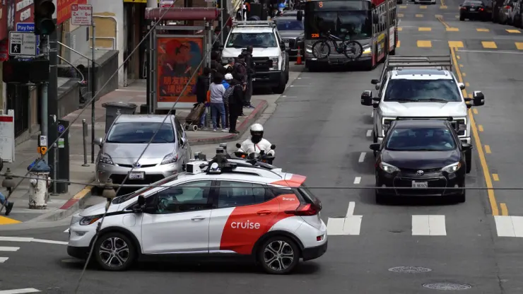 Roboty-samochody Cruise sparaliżowały ruch uliczny w San Francisco tuż po tym, jak władze stanowe zezwoliły firmie na rozszerzenie działalności dronów w mieście.