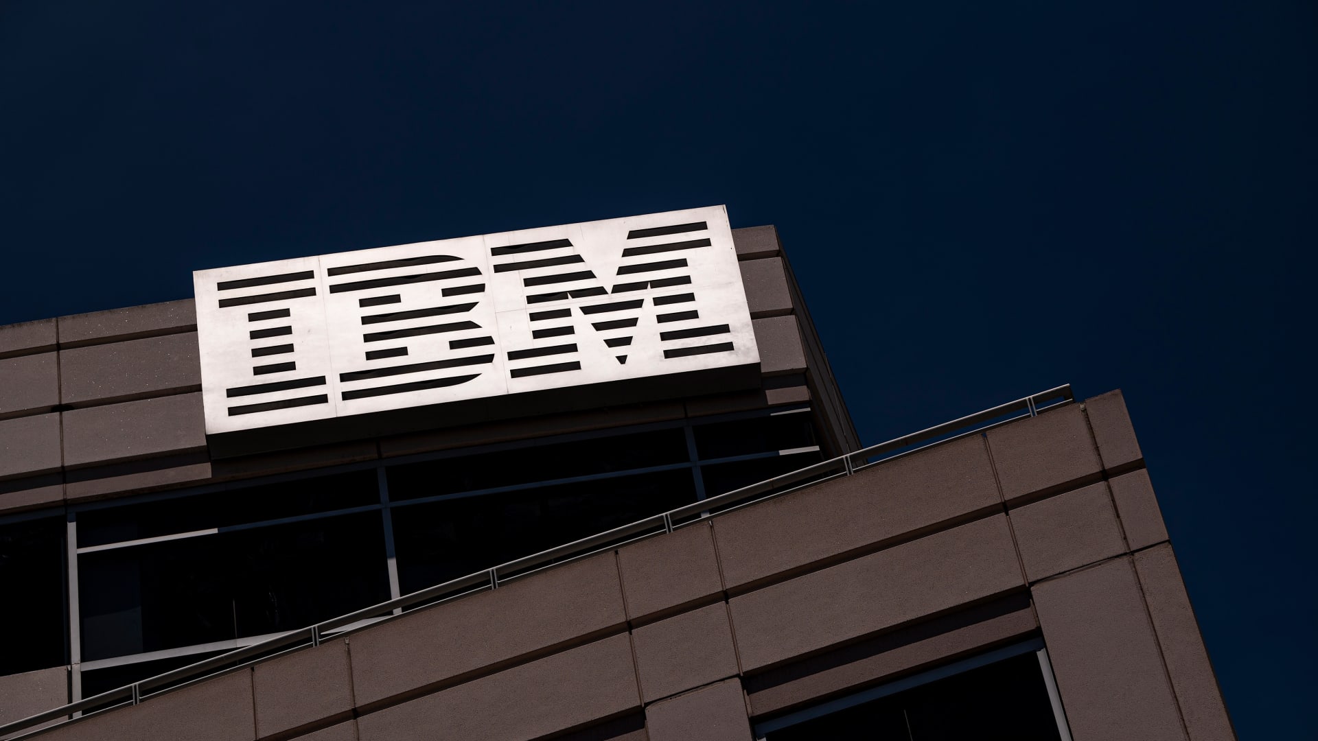 CEO IBM uważa, że sztuczna inteligencja wpłynie przede wszystkim na pracę umysłową, ale jej nie wyprze.