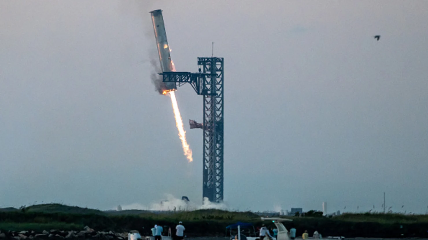 Historyczny moment dla SpaceX: rakieta Starship powraca do wieży startowej po locie