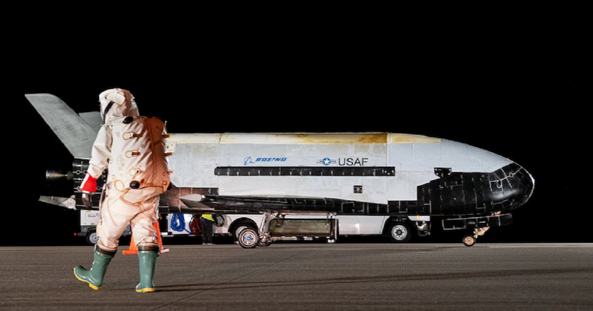 Tajemniczy dron Boeing X-37B zakończył 908-dniową misję kosmiczną i wrócił na Ziemię po raz pierwszy od 2020 roku
