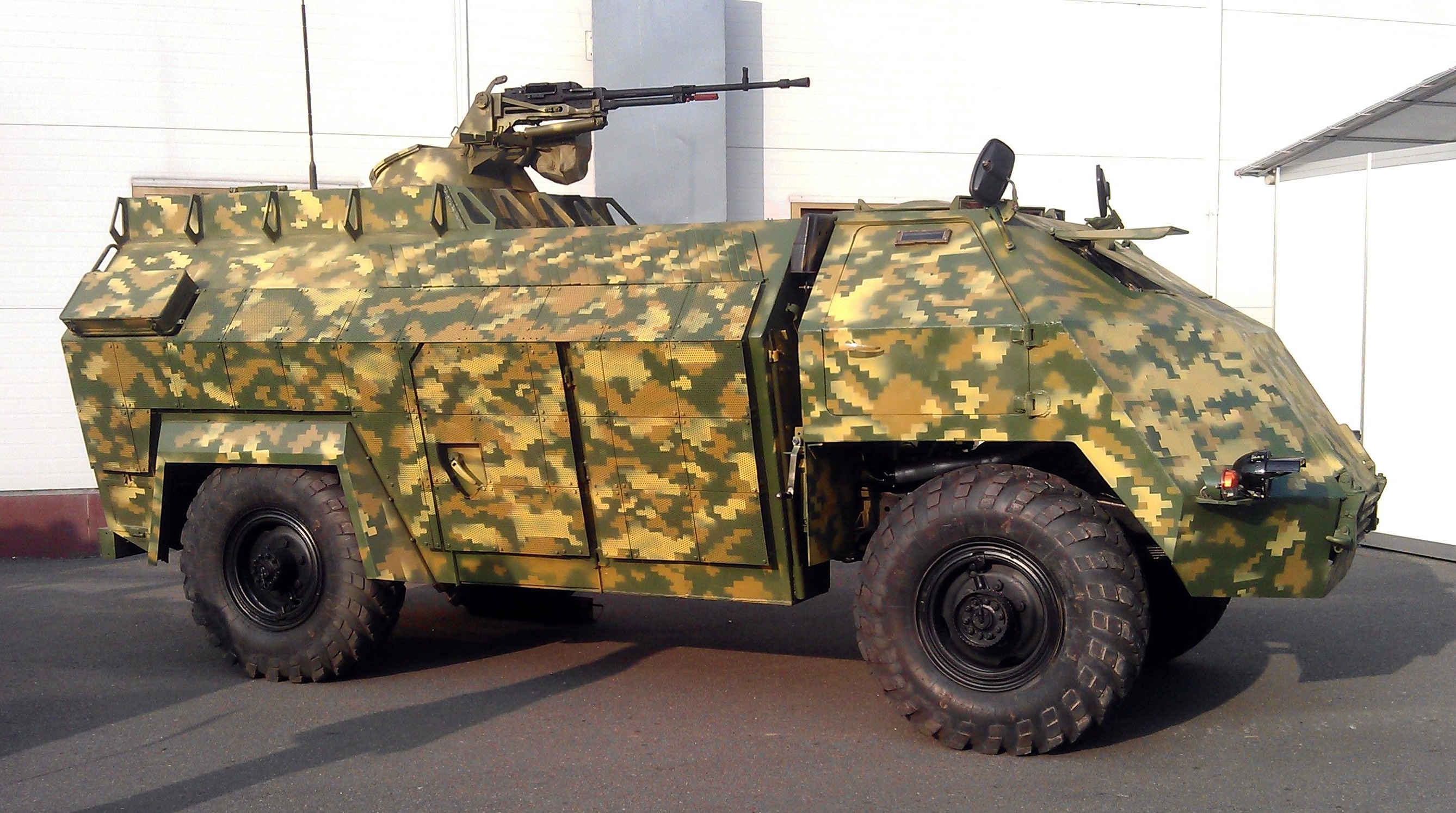 Siły Zbrojne Ukrainy pokazały „tajną broń” w wojnie z Rosją – unikalny ukraiński pojazd pancerny „Gadfly”, który jest dostępny w jednym egzemplarzu