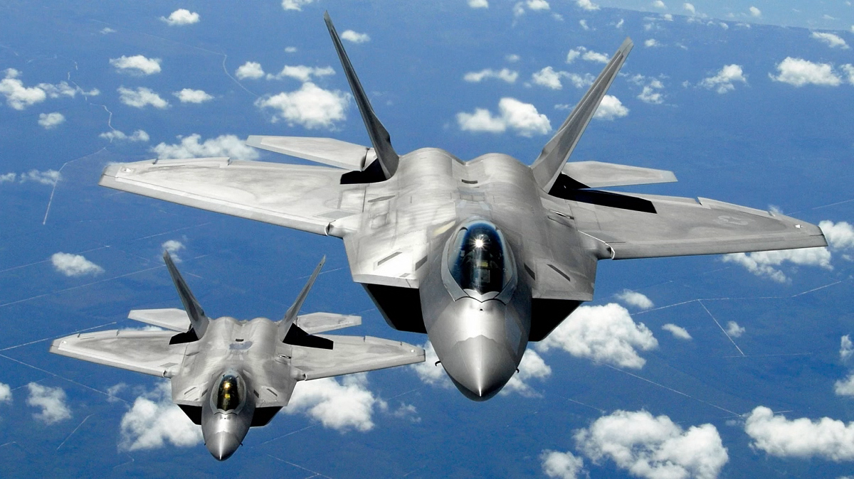 Siły powietrzne USA o krok bliżej do wycofania z eksploatacji 32 starzejących się myśliwców piątej generacji F-22 Raptor, aby zaoszczędzić 3,5 mld dolarów